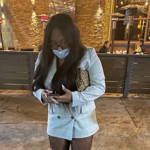 Meet your Posher, Akia